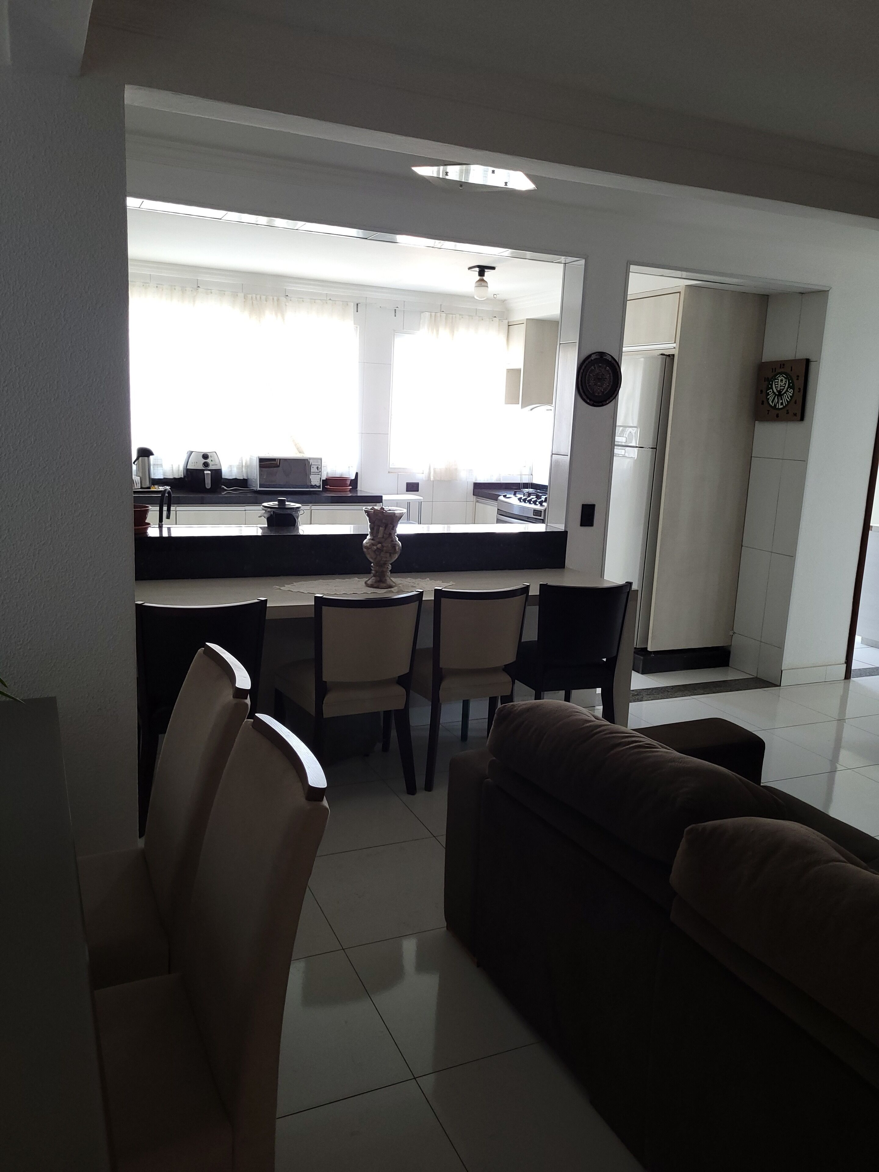Una cocina moderna con comedor, que incluye un sofá, sillas y una mesa de centro.