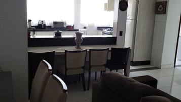 Una cocina moderna con comedor, que incluye un sofá, sillas y una mesa de centro.