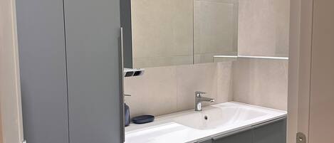 Shower, hair dryer, bidet, towels