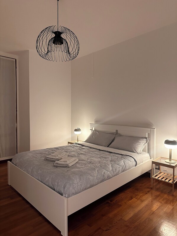 2 Schlafzimmer, Schreibtisch, Bügeleisen/Bügelbrett, Reisekinderbett