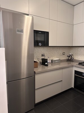 Kühlschrank, Mikrowelle, Ofen, Herdplatte