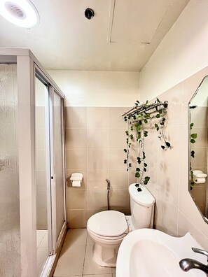 Douche, bidet, serviettes fournies, savon