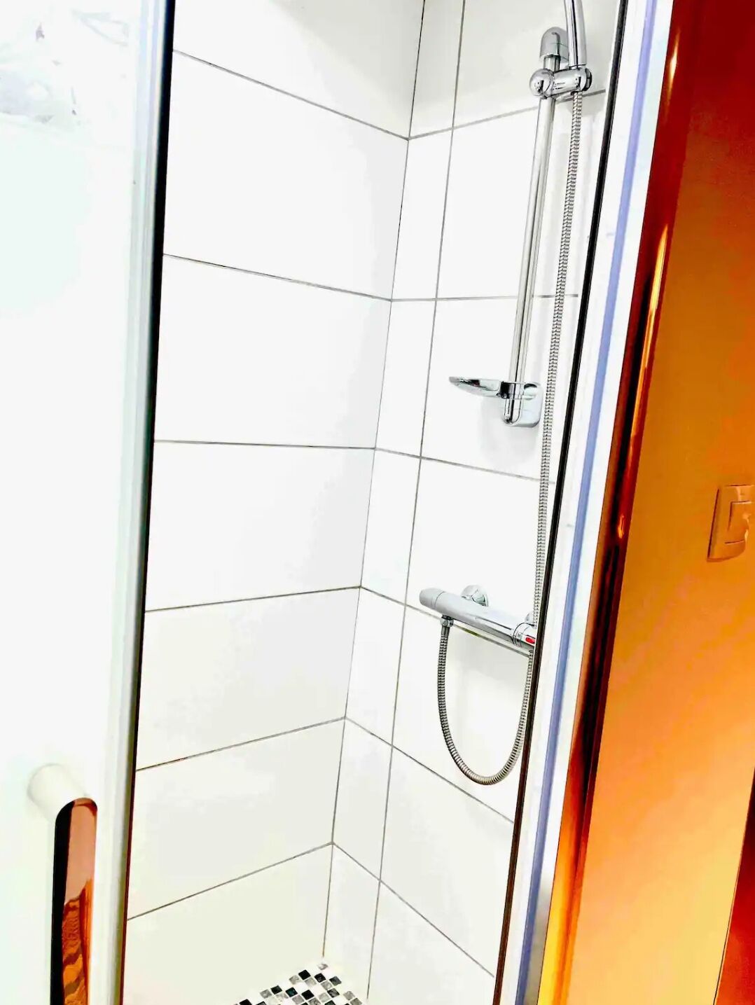 Hiustenkuivaaja, pyyhkeet, saippua, vessapaperi