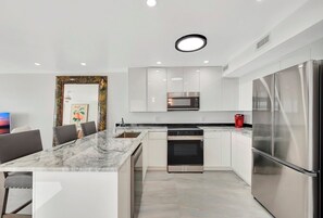Refrigerador, microondas, horno y parrilla de estufa 