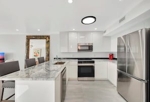 Refrigerador, microondas, horno y parrilla de estufa