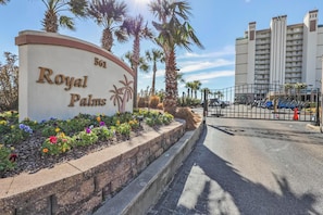 Property grounds - 1BR Beachfront condo, walk to the sand, trails & local dining spots! (Gulf Shores)