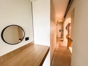 Habitación triple Deluxe | Escritorio, sistema de insonorización, cunas gratuitas y wifi gratis