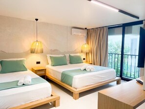 Habitación triple Deluxe | Escritorio, sistema de insonorización, cunas gratuitas y wifi gratis