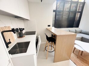 Family Suite | Private kitchen | Mini-fridge, espresso maker, toaster - Siar Rooms (Durres)