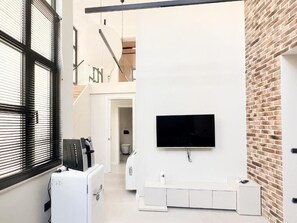 Suite familiar | Baño | Ducha, artículos de higiene personal gratuitos y secador de pelo