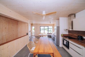 Three Bedroom House | Cocina privada | Refrigerador, microondas y utensilios de cocina 