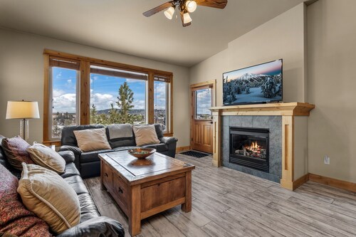 New! Old Mill Lookout–Mountain Views, Fireplace, Dog Friendly