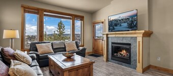 New! Old Mill Lookout–Mountain Views, Fireplace, Dog Friendly