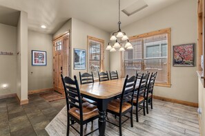 Dining - New! Old Mill Lookout–Mountain Views, Fireplace, Dog Friendly (Bend)