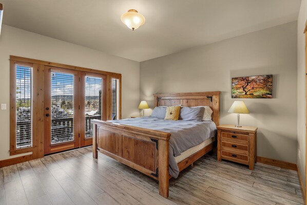 3 bedrooms, iron/ironing board, free WiFi, bed sheets - New! Old Mill Lookout–Mountain Views, Fireplace, Dog Friendly (Bend)