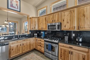 Køleskab, mikrobølgeovn, ovn, kogeplade