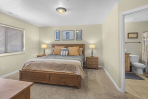 3 bedrooms, free WiFi, bed sheets - New! Redcliff Condo | Pool/Hot Tub | Close to Town & Ntl Parks (Moab)
