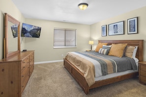 3 bedrooms, free WiFi, bed sheets - New! Redcliff Condo | Pool/Hot Tub | Close to Town & Ntl Parks (Moab)