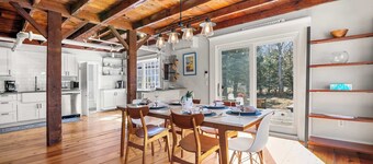 Steps to Dining, Less than 1 mile to Bayside Beaches!