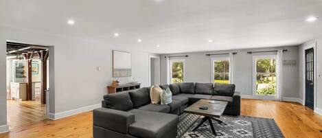 Televisión, chimenea, oficina