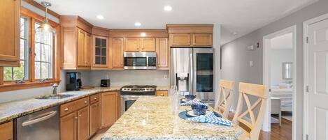 Frigorífico, microondas, horno y placa de cocina