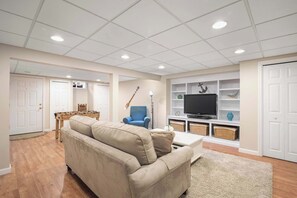 TV, foosball, offices - Next to Bike Trail, Thompson Field, Dog Friendly! (Harwich)