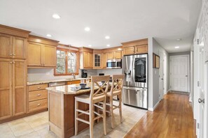 Fridge, microwave, oven, stovetop - Next to Bike Trail, Thompson Field, Dog Friendly! (Harwich)