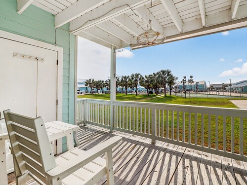 Kontiki 702, Pool, Pier, Boat Slips, Boat Launch, BBQ, Tennis, Pickle Ball!