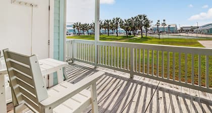 Kontiki 702, Pool, Pier, Boat Slips, Boat Launch, BBQ, Tennis, Pickle Ball!