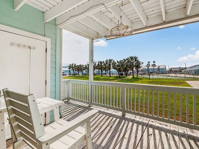 Kontiki 702, Pool, Pier, Boat Slips, Boat Launch, BBQ, Tennis, Pickle Ball!