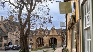 Unclassified image, 2 of 23, button