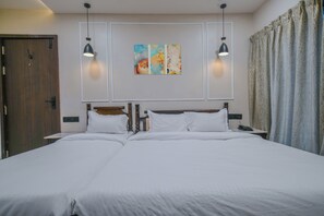 Desk, free WiFi, bed sheets - The Byke Boutique - Mahakal Aangan - Ujjain (Ujjain)
