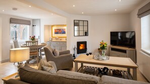 TV, fireplace