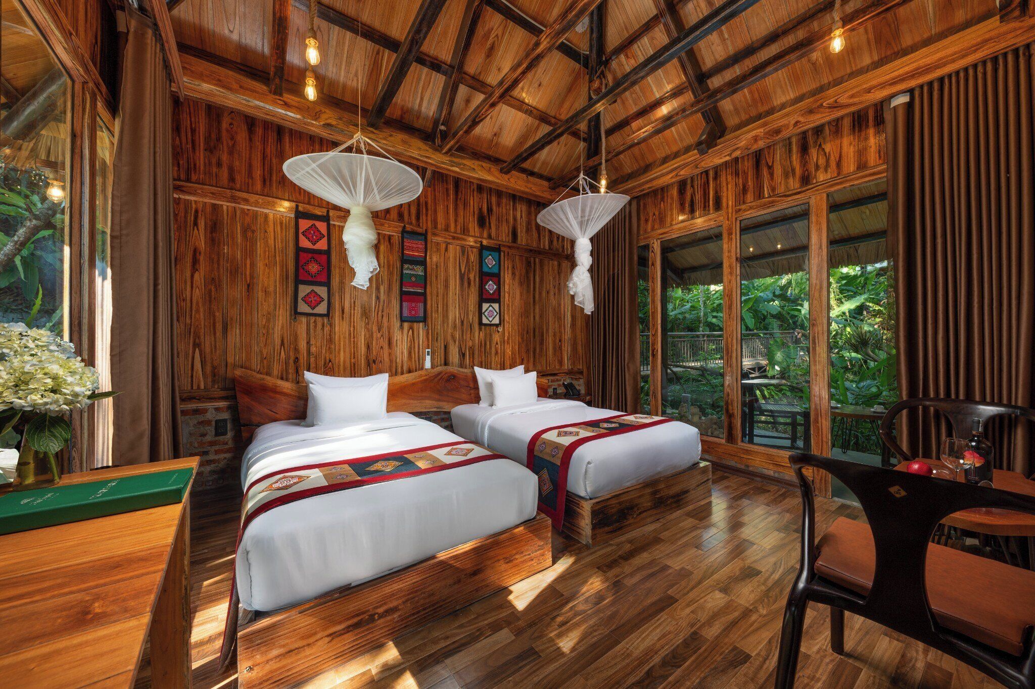 Chambre Élite avec lits jumeaux, balcon, vue montagne | Minibar, coffres-forts dans les chambres, bureau