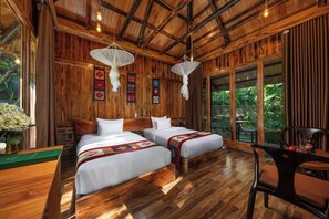 Minibar, coffres-forts dans les chambres, bureau