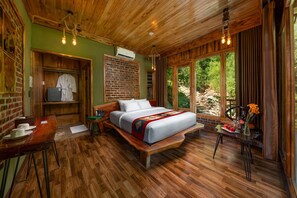 Traditionele tweepersoonskamer, balkon, uitzicht op bergen | Een minibar, een kluis op de kamer, een bureau