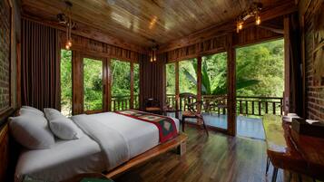 Family Triple Room | Minibar, in-room safe, desk, iron/ironing board