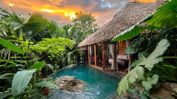 Habitación presidencial doble, balcón, vistas a la montaña | Minibar, caja fuerte, escritorio y tabla de planchar con plancha