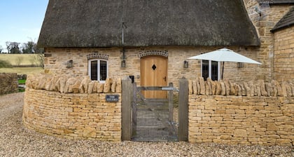 The Studio Cottage - pet friendly in Broad Campden near Chipping Campden