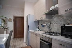 Frigorifero, microonde, forno, piano cottura