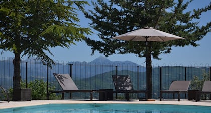 Gßte 4 à 6 personnes dans hameau de charme privé avec vue panoramique et piscine