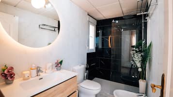 Douche, sĂšche-cheveux, bidet, serviettes fournies