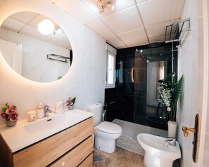 Dusj, hårføner, bidé og håndklær