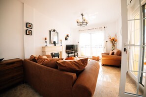 Smart TV, fireplace, books, stereo