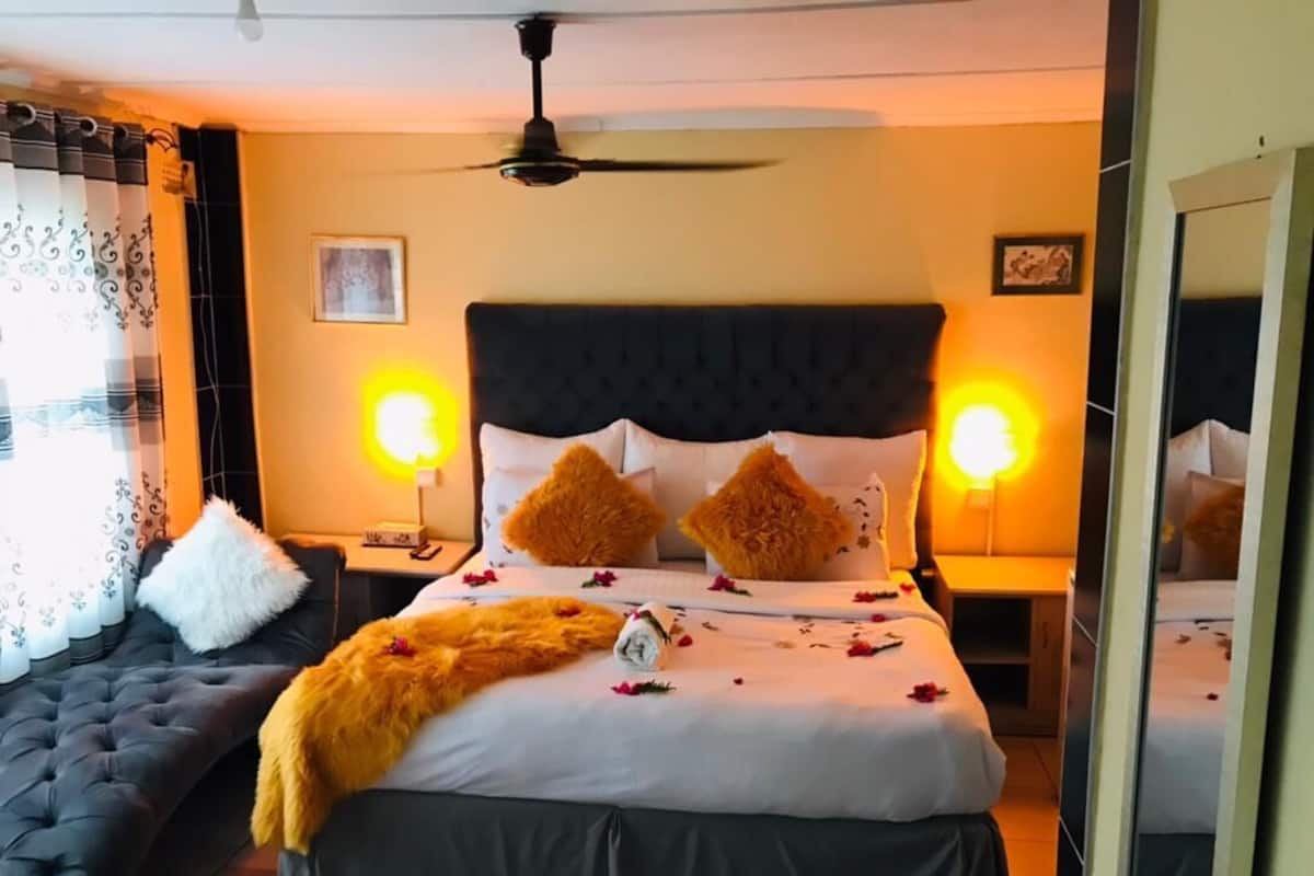 Deluxe-Suite, Balkon | 1 Schlafzimmer, Schreibtisch, laptopgeeigneter Arbeitsplatz