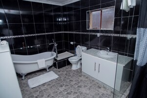 Ducha, toallas, jabón, shampoo