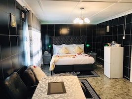 Luxury Suite | Desk, laptop workspace, free WiFi