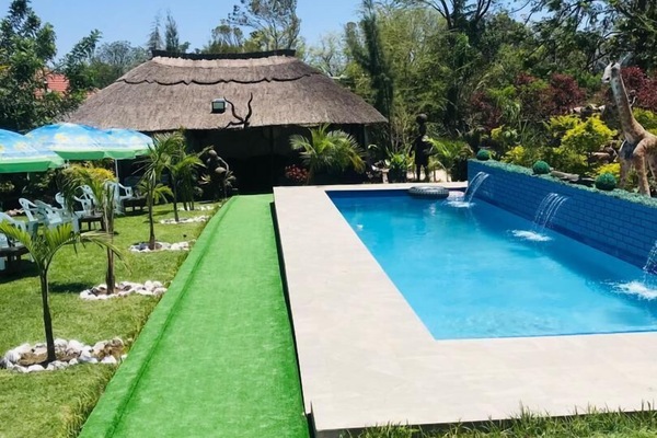 Kolam renang outdoor, dengan payung kolam renang dan kursi berjemur
