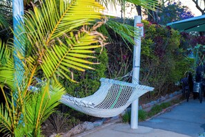 Utomhuspool, parasoller och solstolar