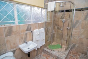 Comfort Double or Twin Room | Bathroom - uPhondo Lodge (Bulawayo)